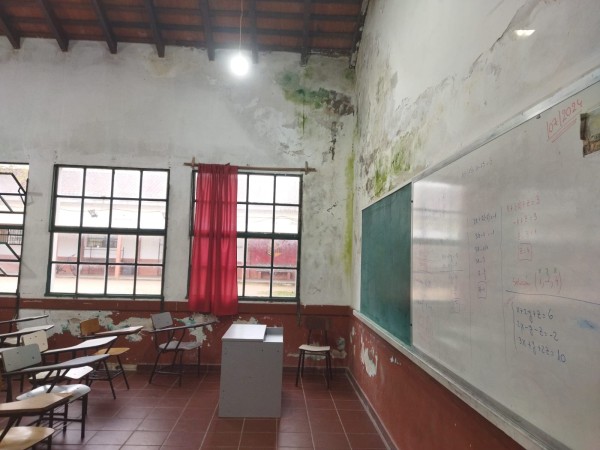 Filtraciones, salones que se llueven y paredes verdes: denuncian situación crítica en los centros UTU de Maldonado