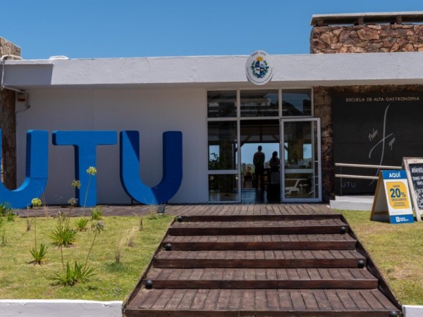 ¿Qué pasará con el Parador de UTU en la parada 12? Antía se reunió con el presidente de Anep para definir su futuro