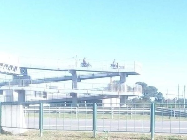 Vecinos de La Capuera y aledaños preocupados por motos sobre el puente peatonal que cruza la interbalnearia