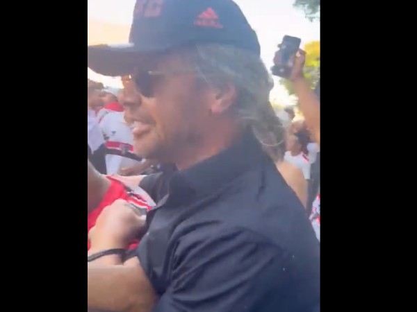 Video: un hincha le robó el celular a Diego Lugano y éste lo persiguió y recuperó