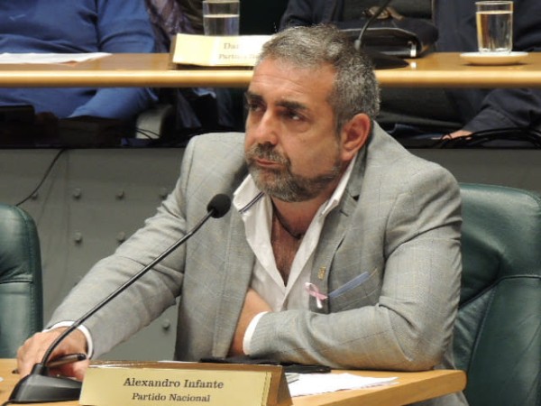 Edil Infante: “Hay barrios (de Maldonado) que están cobrando peaje”