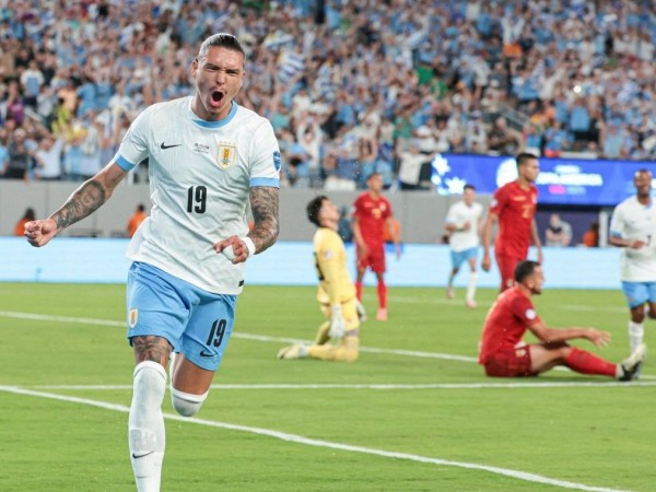 Uruguay goleó a Bolivia 5 a 0 y quedó en las puertas de la clasificación
