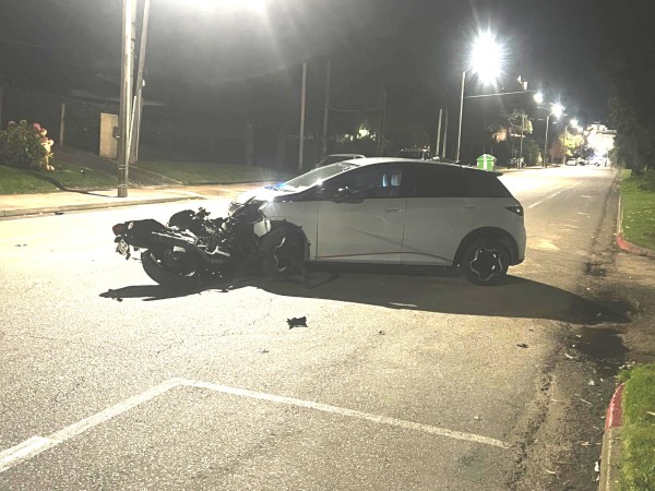 Colisión entre un auto y una moto dejó una persona lesionada