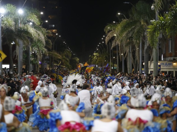 Multitudinario desfile de carnaval en Punta del Este