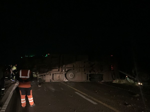 Un hombre falleció luego de que su camión despistó y volcó en Durazno
