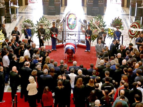 Finalizó el multitudinario velorio de Mujica en el Palacio Legislativo