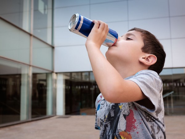 Proponen limitar el consumo de bebidas energizantes en menores de 18 años