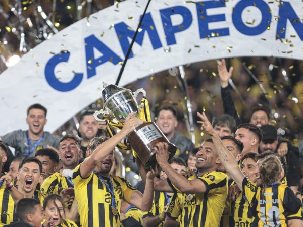 Peñarol Campeón Copa AUF Uruguaya; derrotó 2-0 a Plaza Colonia en el Estadio Centenario