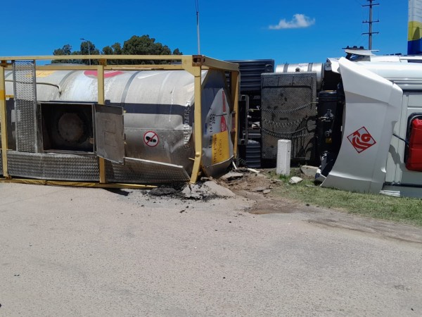 Florida: un camión despistó y volcó; llevaba sustancia altamente corrosiva