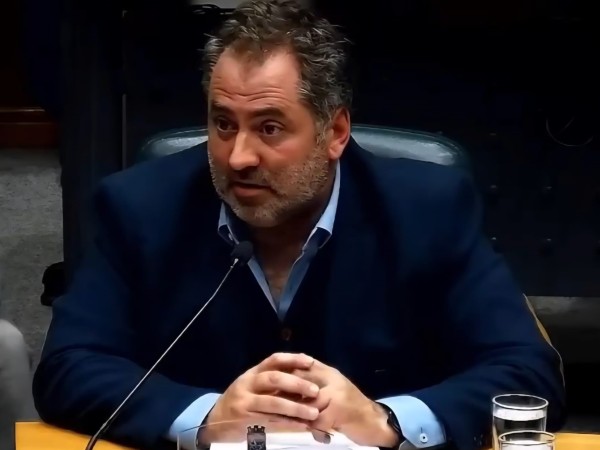 Edil Artola propone prohibir la circulación nocturna de camiones en caminos rurales
