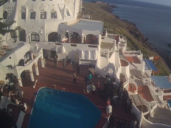 Se está filmando la serie “Amia” en Casapueblo y vecinos de la zona pensaron que estaban robando el lugar