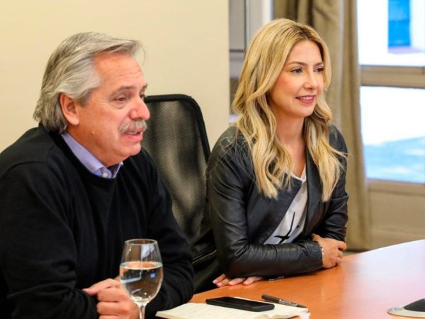 El expresidente argentino Fernández fue denunciado por su expareja por violencia y amenazas; no podrá salir del país