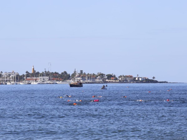 Punta del Este vivió su segunda travesía a nado entre Isla Gorriti y la Playa Deportiva