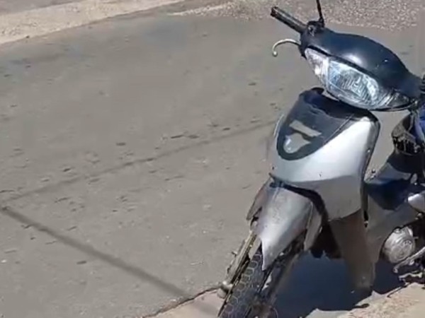 Un hombre resultó politraumatizado tras caer de su moto