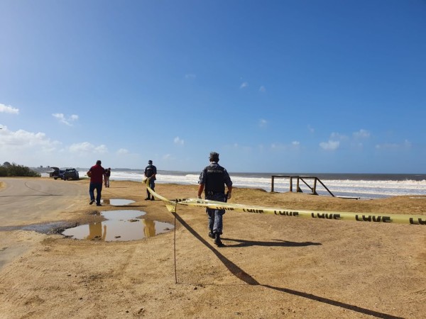 Un fogón con la clásica juntada de adolescentes terminó en tragedia cuando cinco de ellos ingresaron en aguas de la playa Lamas