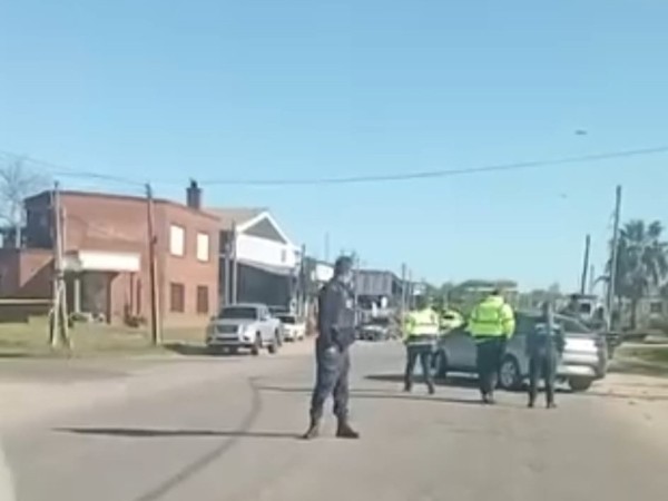 Un automóvil y una m...
