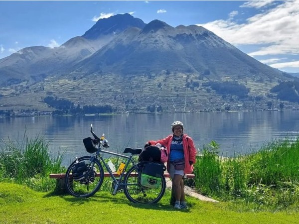 Una salvadoreña viaja en bicicleta hace más de dos años y llegó a Maldonado