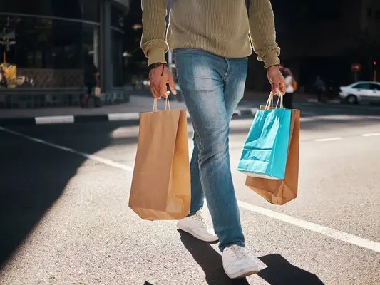 Encontró tarjetas de crédito tiradas en una feria y salió a comprarse ropa deportiva; fue condenado