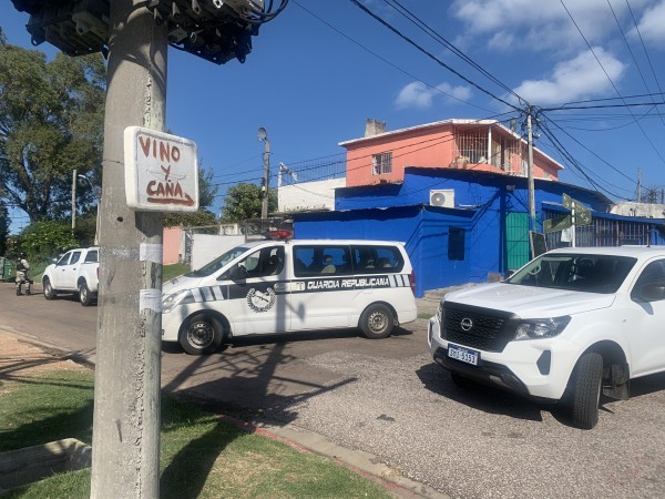 Es notoria presencia policial en Maldonado Nuevo donde hubo allanamientos en fincas de la calle 5 con 10 detenidos