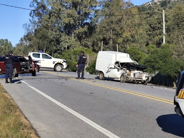 Choque frontal entre dos vehículos en Ruta 37 dejó a ambos conductores lesionados