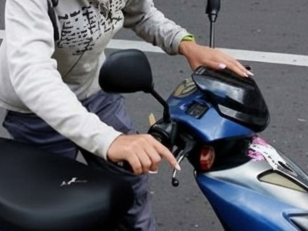 Cayó con una moto ro...