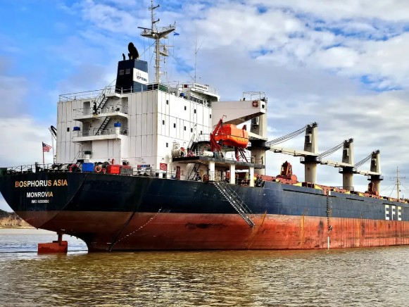 “Operación delicada”: un buque sin timón, de 30.000 toneladas, está siendo remolcado hacia la zona delta de Piriápolis