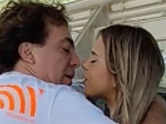 Cristian Castro con una rubia en el avión