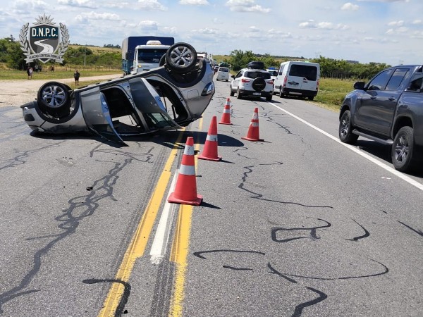 Vuelco en Ruta 3 dej...