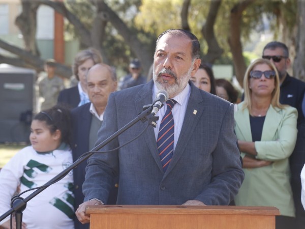 Céspedes dijo en acto patrio que asignarán la tierra para establecer un nuevo liceo y que la Intendencia no ejerce “abuso de poder”