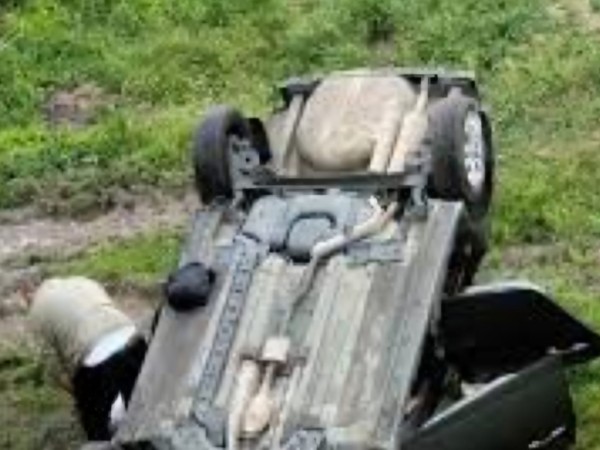 Un hombre resultó lesionado luego de que volcara la camioneta en la que viajaba de acompañante