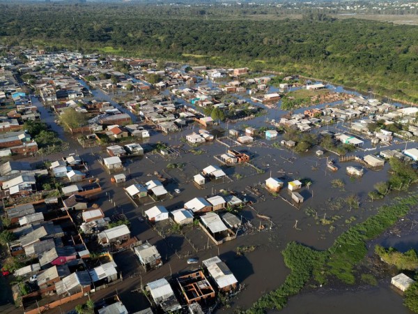 Ciclón extratropical azota sur de Brasil causando inundaciones, deslizamientos de tierra y derrumbes de colinas
