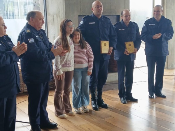 Reconocen a policías...