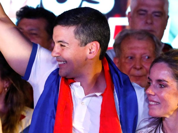 Paraguay tiene nuevo presidente: Santiago Peña que mantiene al Partido Colorado en el poder