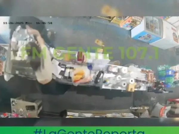 Video: una mujer gol...