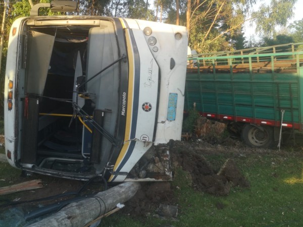 Camión con zorra embistió a un ómnibus mientras subían pasajeros
