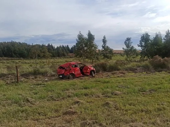 Vuelco fatal en ruta 55: un hombre falleció y una mujer fue hospitalizada