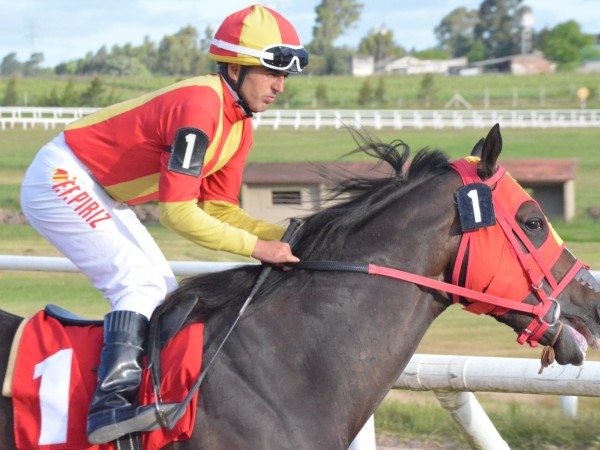 Reconocieron al jockey carolino Federico Fabián Píriz por su trayectoria