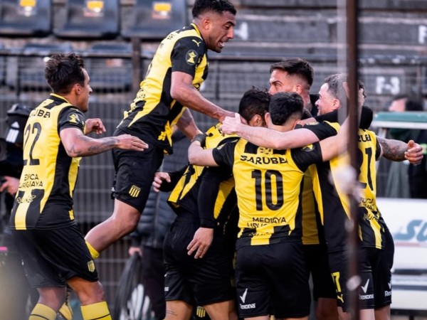 Peñarol se impuso con autoridad en el clásico y cortó la mala racha