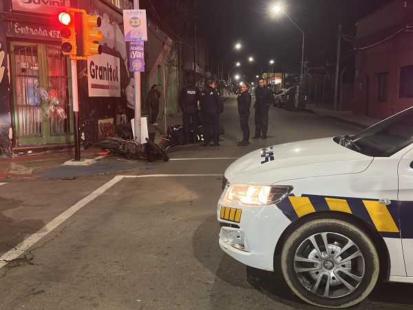 Choque entre una moto y un vehículo policial dejó un politraumatizado leve