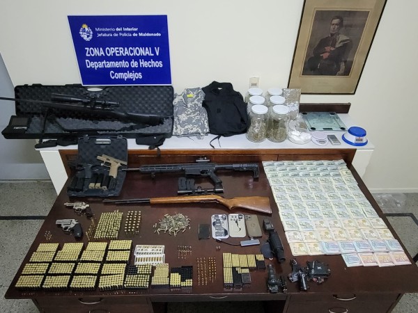 Rifles, pistolas, re...