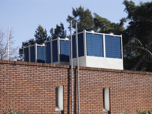 Se inauguraron 10 plantas fotovoltaicas y bombas de calor en el Centro Deportivo de San Carlos