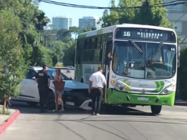 Choque entre ómnibus...