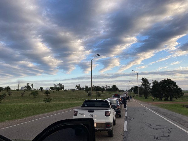 Pasaron 5000 uruguayos el viernes y este sábado hay "colas" de tres horas
