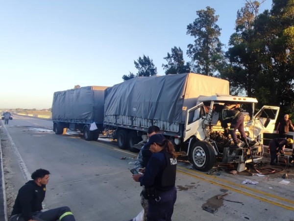 Dos camiones chocaron sobre el puente del arroyo Solís