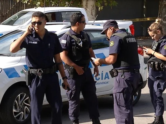 Incautaron drogas, pistolas de aire comprimido, celulares y joyas en una vivienda de Piriápolis