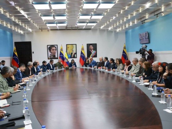 Delcy Rodríguez bajó...