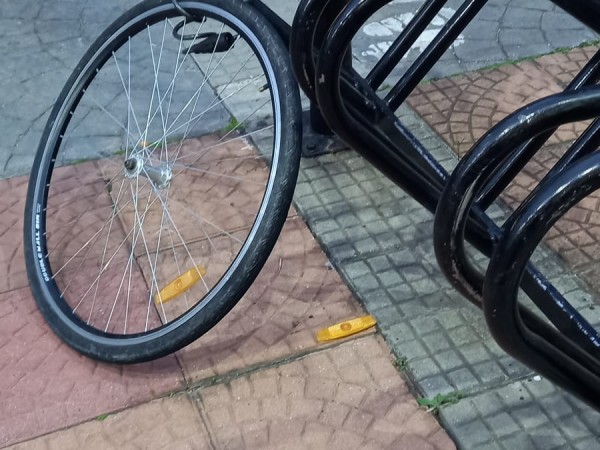 bicicleta, robada, cadena, rueda,