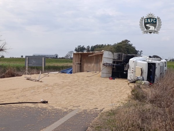 Camión cargado con soja volcó en Ruta 21 y bloqueó el tránsito