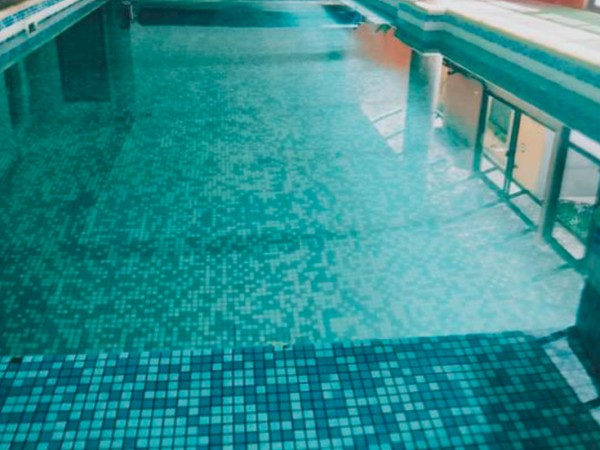 Mujer fue encontrada semiahogada en un hotel de Punta del Este; su estado de salud es critico