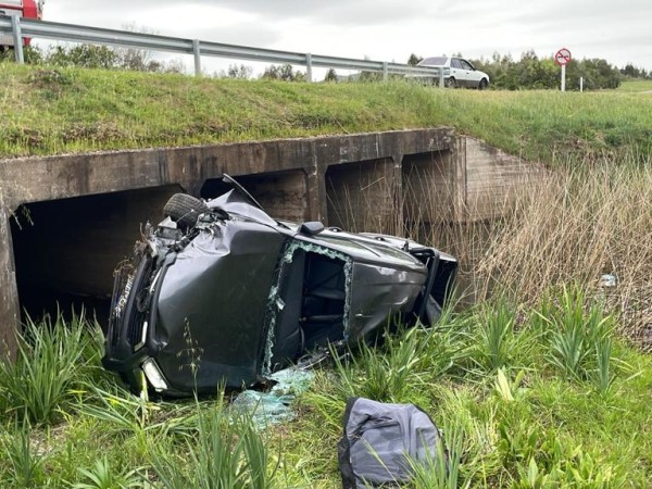Conductor quedó atrapado tras volcar camioneta en Ruta 60